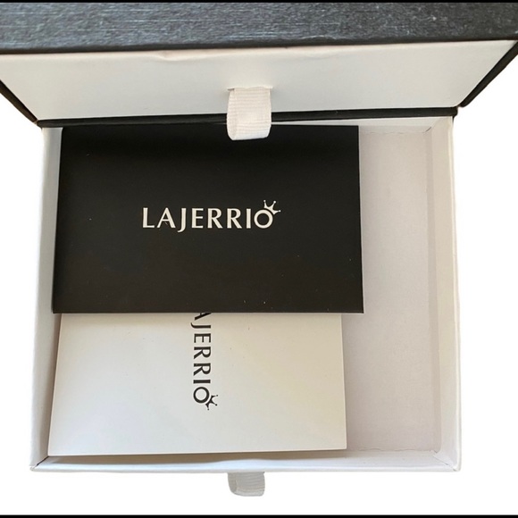 *SOLD*. Lajerrio Engagement/Wedding Ring Set - Picture 7 of 8